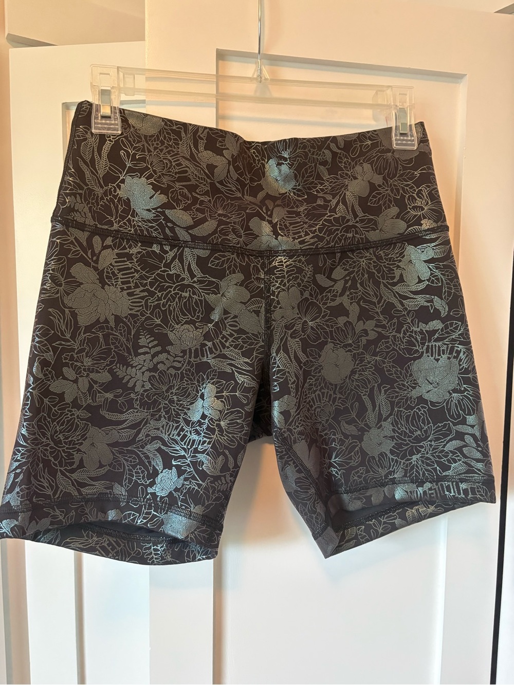 Lululemon Wunder Train HR shorts 6”FOILED size 10